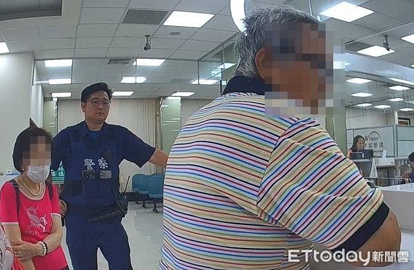 ▲並與行員聯合勸說，身分證件、提款卡等切勿交給他人使用。（圖／桃園警分局提供）