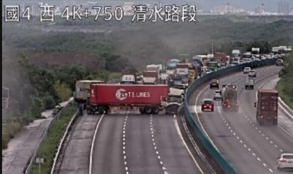 ▲國道4號3大車追撞車禍，貨櫃車折甘蔗。（圖／高速公路1968）