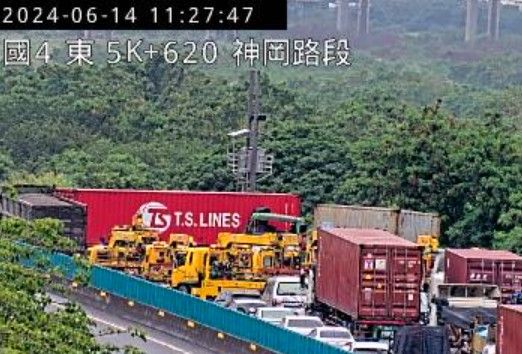 ▲國道4號3大車追撞車禍，貨櫃車折甘蔗。（圖／高速公路1968）