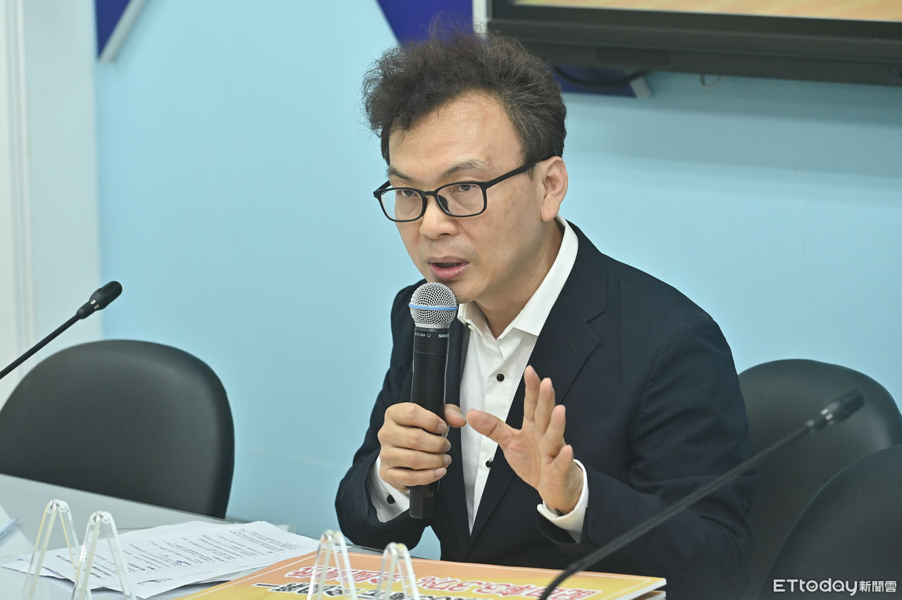 鄭正鈐闖里民端午活動宣傳反罷免　遭現場里長請離