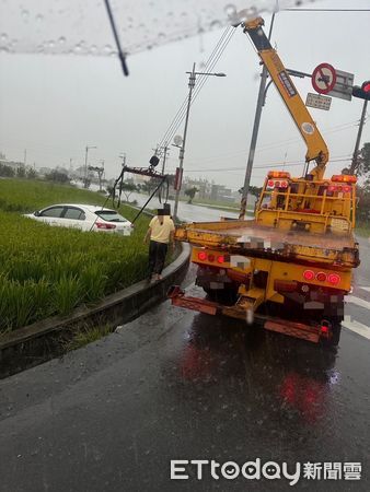 ▲▼ 轎車原本要右轉，卻直直往前開衝落稻田。（圖／記者楊永盛翻攝）