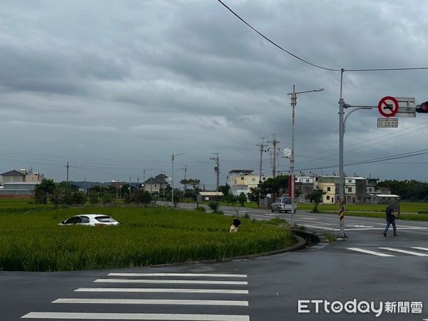 ▲▼ 轎車原本要右轉，卻直直往前開衝落稻田。（圖／記者楊永盛翻攝）