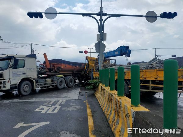 ▲▼屏東國道10號里港交流道平面道路車禍。（圖／記者陳崑福翻攝）