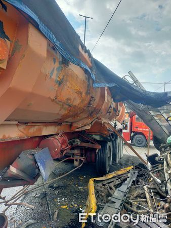 ▲▼屏東國道10號里港交流道平面道路車禍。（圖／記者陳崑福翻攝）
