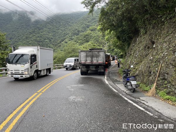 ▲▼蘇花南澳段發生砂石車追撞砂石車事故。（圖／記者游芳男翻攝，下同）