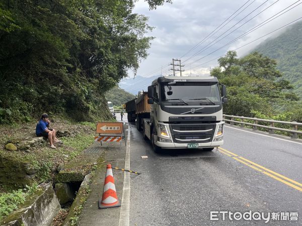 ▲▼蘇花南澳段發生砂石車追撞砂石車事故。（圖／記者游芳男翻攝，下同）