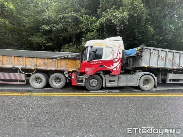 ▲▼蘇花南澳段發生砂石車追撞砂石車事故。（圖／記者游芳男翻攝，下同）