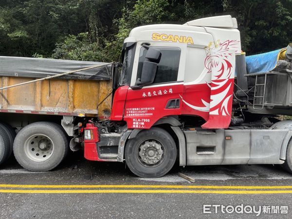 ▲▼蘇花南澳段發生砂石車追撞砂石車事故。（圖／記者游芳男翻攝，下同）