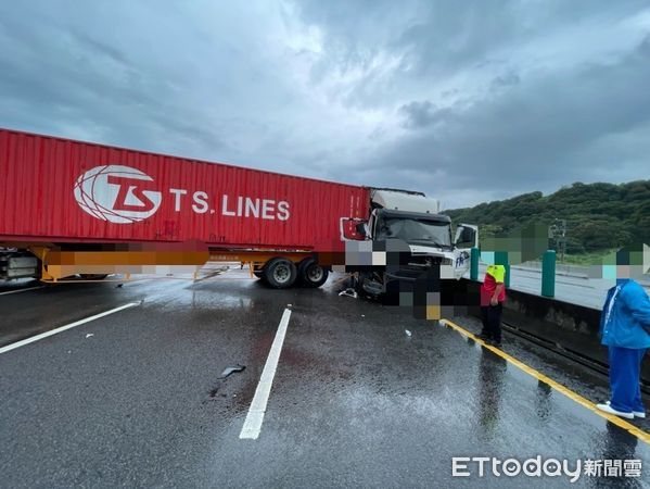 ▲▼國道4號神岡段上午發生連環撞，聯結車橫停車道，造成全線封閉。（圖／民眾提供，下同）