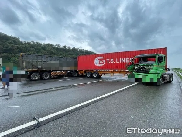 ▲▼國道4號神岡段上午發生連環撞，聯結車橫停車道，造成全線封閉。（圖／民眾提供，下同）