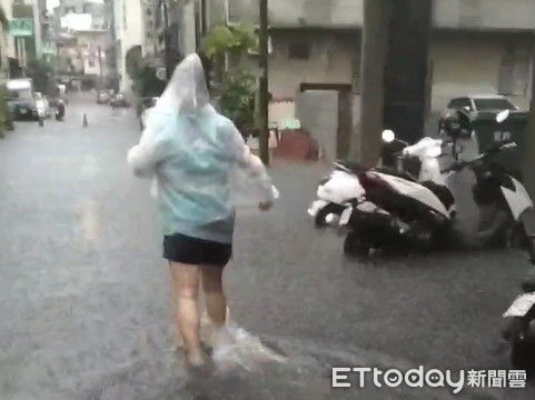 ▲台南市中西區觀亭街從端午節過後逢雨必淹，瞬間強降雨造成排水溝宣洩不及，導致道路淹水，甚至淹浸屋內，連大樓地下室停車場停放機車全泡水台南市觀亭街住戶苦不堪言，還沒來得及清理，又下雨淹進屋內。（圖／記者林東良翻攝，下同）