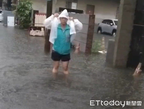 ▲台南市中西區觀亭街從端午節過後逢雨必淹，瞬間強降雨造成排水溝宣洩不及，導致道路淹水，甚至淹浸屋內，連大樓地下室停車場停放機車全泡水台南市觀亭街住戶苦不堪言，還沒來得及清理，又下雨淹進屋內。（圖／記者林東良翻攝，下同）