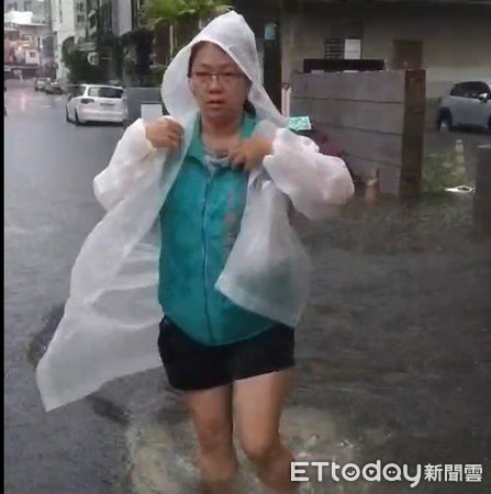 ▲台南市中西區觀亭街從端午節過後逢雨必淹，瞬間強降雨造成排水溝宣洩不及，導致道路淹水，甚至淹浸屋內，連大樓地下室停車場停放機車全泡水台南市觀亭街住戶苦不堪言，還沒來得及清理，又下雨淹進屋內。（圖／記者林東良翻攝，下同）