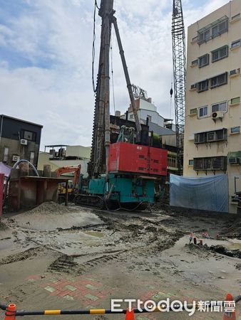 ▲台南市中西區觀亭街從端午節過後逢雨必淹，瞬間強降雨造成排水溝宣洩不及，導致道路淹水，甚至淹浸屋內，連大樓地下室停車場停放機車全泡水台南市觀亭街住戶苦不堪言，還沒來得及清理，又下雨淹進屋內。（圖／記者林東良翻攝，下同）