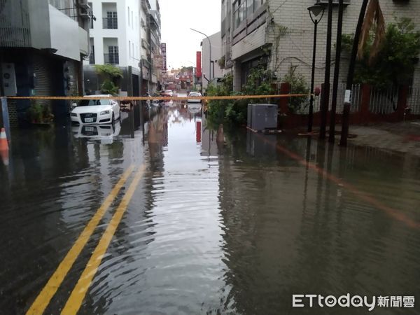 ▲台南市中西區觀亭街從端午節過後逢雨必淹，瞬間強降雨造成排水溝宣洩不及，導致道路淹水，甚至淹浸屋內，連大樓地下室停車場停放機車全泡水台南市觀亭街住戶苦不堪言，還沒來得及清理，又下雨淹進屋內。（圖／記者林東良翻攝，下同）