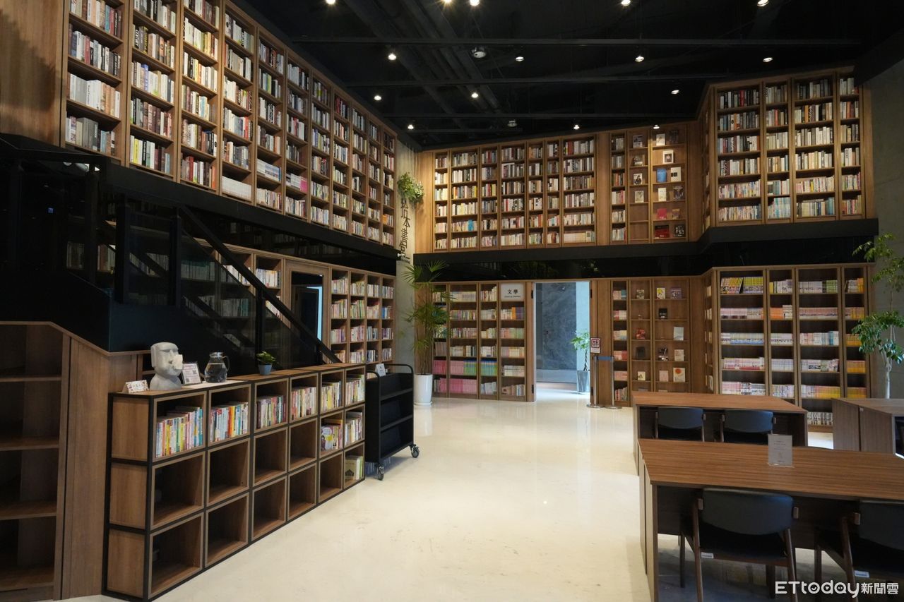 ▲網銀基金會成立的「拾本書堂」，媲美韓國星空圖書館，成了不少網紅喜愛的打卡點。（圖／網銀國際提供）