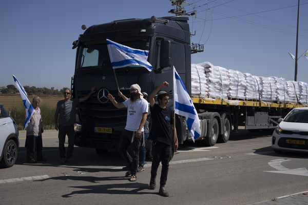 ▲以色列激進分子阻止人道援助物資進入加薩走廊。（圖／達志影像／美聯社）