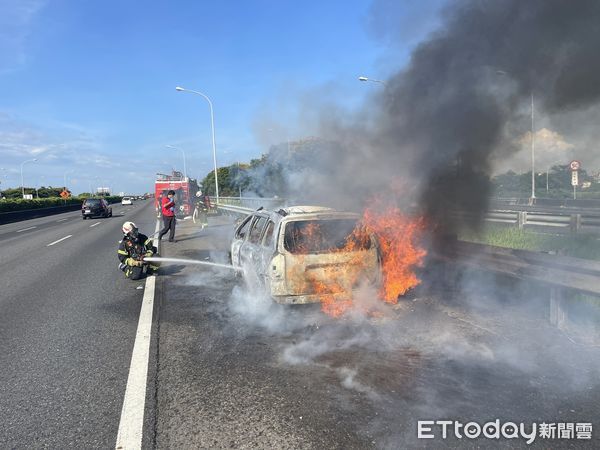 ▲▼國道1號南向嘉義段火燒車。（圖／記者翁伊森翻攝）