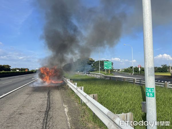 ▲▼國道1號南向嘉義段火燒車。（圖／記者翁伊森翻攝）