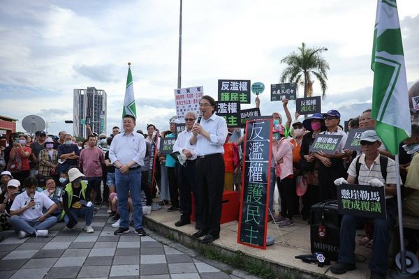 ▲▼「反濫權、護民主」全國首發場街頭宣講在花蓮啟動，民進黨秘書長林右昌今（14）日親率中央黨務主管前往花蓮。（圖／民進黨提供）