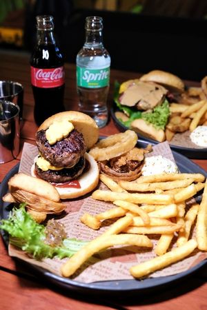 ▲▼ 台南漢堡「Guyra Burger蓋拉澳式漢堡」超chill戶外露營風漢堡店。（圖／部落客愛比妞提供）