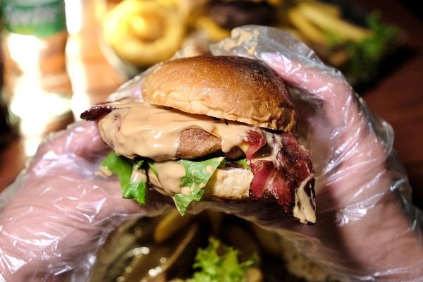 ▲▼ 台南漢堡「Guyra Burger蓋拉澳式漢堡」超chill戶外露營風漢堡店。（圖／部落客愛比妞提供）