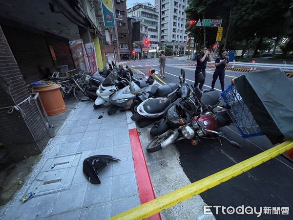 ▲▼男子無照駕駛撞路邊16台機車逃逸，警方找到人，他辯稱精神恍惚釀禍。(圖／記者邱中岳翻攝）