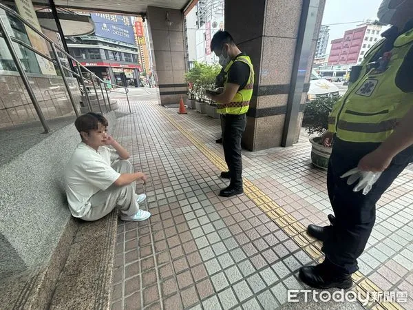 ▲▼一名男大學生和朋友嗨唱通宵後，醉倒在騎樓1小時，朋友沒幫忙送回家全跑光。（圖／民眾提供，下同）