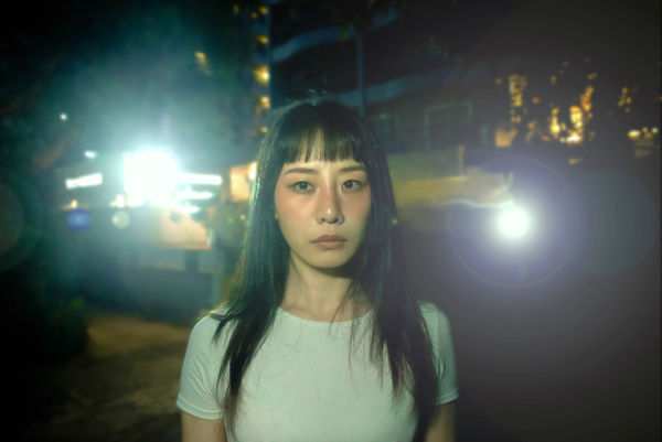 ▲台灣女星馬宥漩近期模仿《寄生獸》劇照拍攝，形成意外效果。（圖／齊石提供）