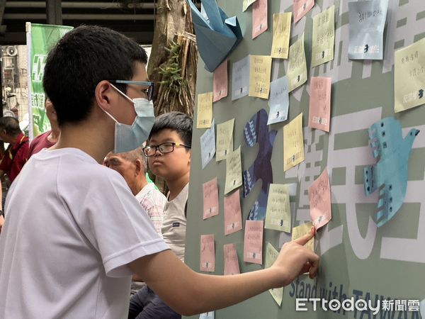 ▲▼民進黨展開「反濫權護民主」全台宣講行動，黨秘書長林右昌今（15日）率隊挺進新北市，與身兼黨部主委的立委蘇巧慧同台。（圖／記者呂晏慈攝）