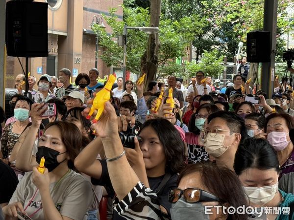 ▲▼民進黨展開「反濫權護民主」全台宣講行動，黨秘書長林右昌今（15日）率隊挺進新北市，與身兼黨部主委的立委蘇巧慧同台。（圖／記者呂晏慈攝）