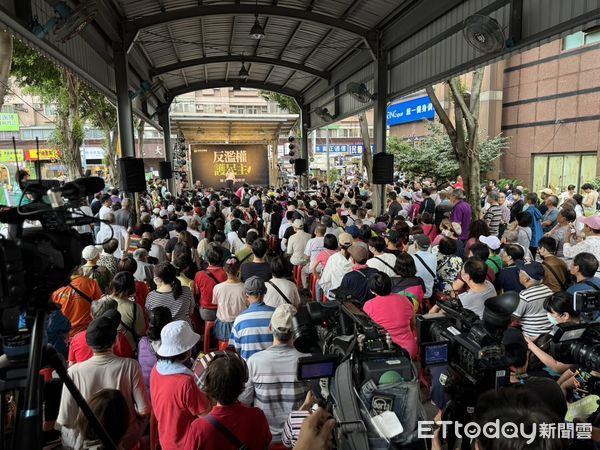 ▲▼民進黨展開「反濫權護民主」全台宣講行動，黨秘書長林右昌今（15日）率隊挺進新北市，與身兼黨部主委的立委蘇巧慧同台。（圖／記者呂晏慈攝）