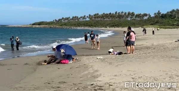 ▲民眾湧入海水浴場戲水。（圖／記者楊漢聲翻攝）