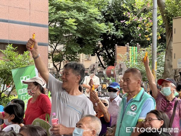 ▲▼民進黨展開「反濫權護民主」全台宣講行動，民進黨立委沈伯洋登台。（圖／記者呂晏慈攝）