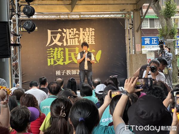 ▲▼民進黨展開「反濫權護民主」全台宣講行動，民進黨立委沈伯洋登台。（圖／記者呂晏慈攝）