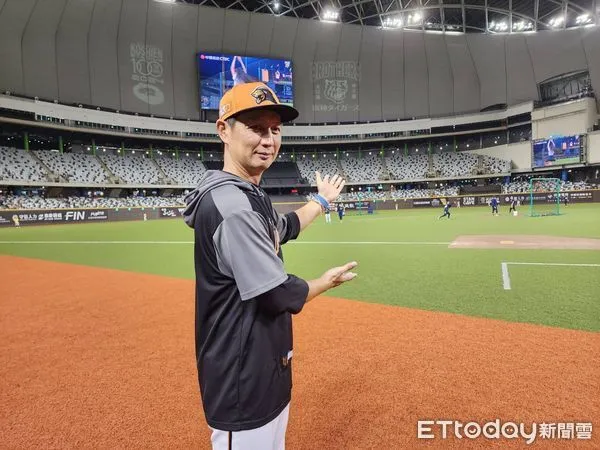 ▲統一獅陳傑憲與高志綱台北大巨蛋初體驗            。（圖／記者歐建智攝）