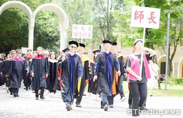 ▲中原大學今天舉行畢業典禮，師長帶領畢業生進行校園巡禮。（圖／記者沈繼昌翻攝）