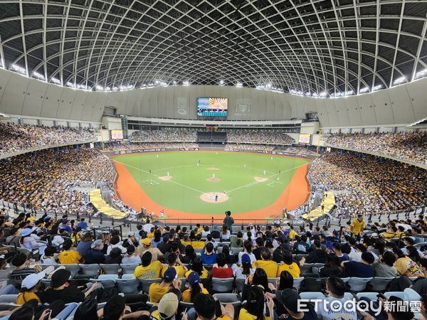 ▲中信兄弟台北大巨蛋主場舉辦「阪神甲子園球場日」主題活動，現場有32988人進場         。（圖／記者歐建智攝）