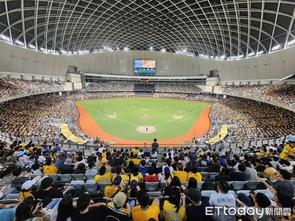 ▲中信兄弟台北大巨蛋主場舉辦「阪神甲子園球場日」主題活動，現場有32988人進場         。（圖／記者歐建智攝）