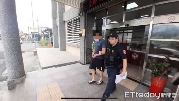 ▲男子深夜酒駕又未戴安全帽遭巡邏員警逮捕。（圖／吉安警分局提供，下同）