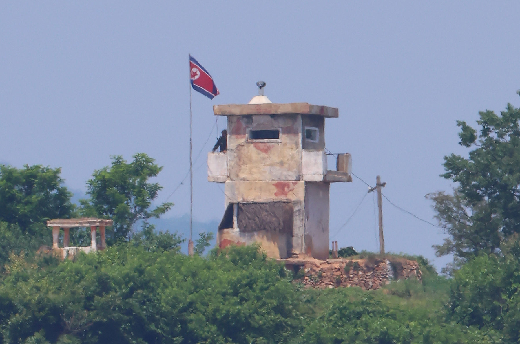 ▲▼北韓最近沿著軍事分界線加強修建鐵網、建圍牆，甚至鋪設地雷。（圖／達志影像）
