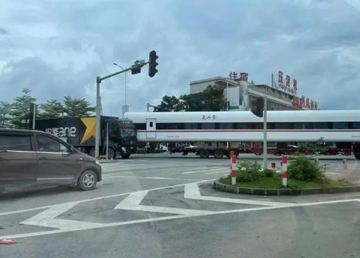 ▲廣東一貨車當街撞上復興號。（圖／翻攝自極目新聞）