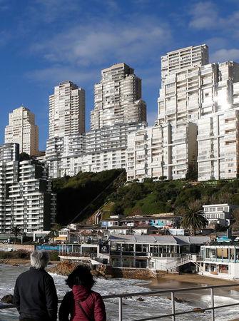 ▲▼智利沿海暴雨，濱海城鎮比尼亞德爾馬（Vina del Mar）一處享有美景的豪華公寓社區出現天坑，地基掏空破洞。（圖／路透）