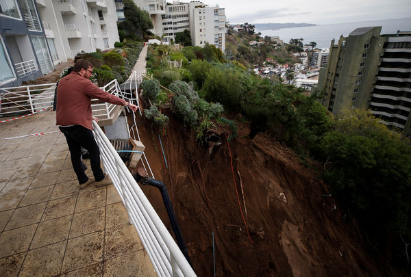 ▲▼智利沿海暴雨，濱海城鎮比尼亞德爾馬（Vina del Mar）一處享有美景的豪華公寓社區出現天坑，地基掏空破洞。（圖／路透）