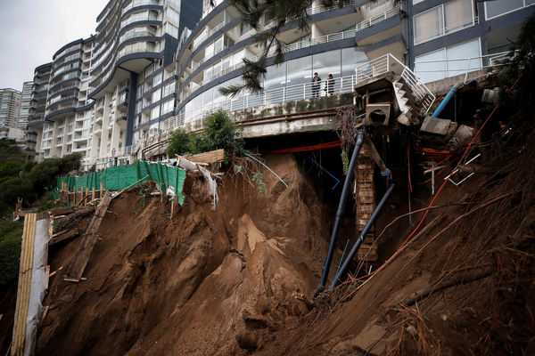 ▲▼智利沿海暴雨，濱海城鎮比尼亞德爾馬（Vina del Mar）一處享有美景的豪華公寓社區出現天坑，地基掏空破洞。（圖／路透）