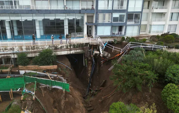 ▲▼智利沿海暴雨，濱海城鎮比尼亞德爾馬（Vina del Mar）一處享有美景的豪華公寓社區出現天坑，地基掏空破洞。（圖／路透）