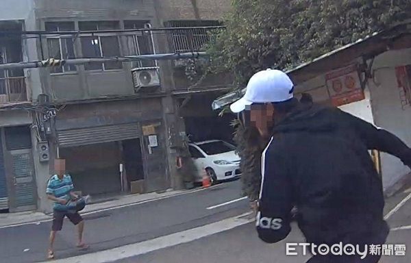 ▲民眾見義勇為當街攔阻移工逃跑。（圖／桃園警分局提供）