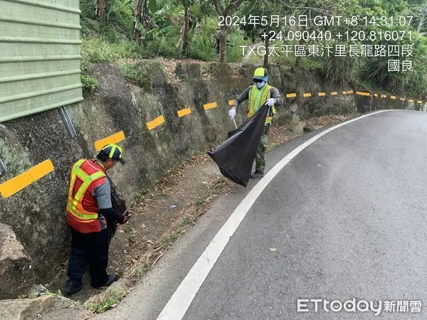 ▲傳奇彎道水溝堆滿垃圾，中市環保局136市道架監視器取締。（圖／台中市環保局提供）