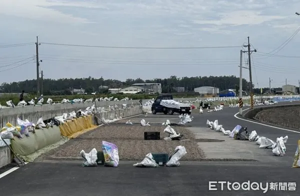 ▲雲林進入花生採收期後，許多產業道路成天然曬花生場。（圖／記者蔡佩旻翻攝）