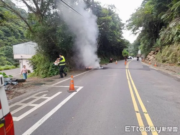 ▲▼高男騎大型重機到北宜跑山，卻不慎自摔機車撞上電線桿起火燃燒。（圖／記者陸運陞攝）